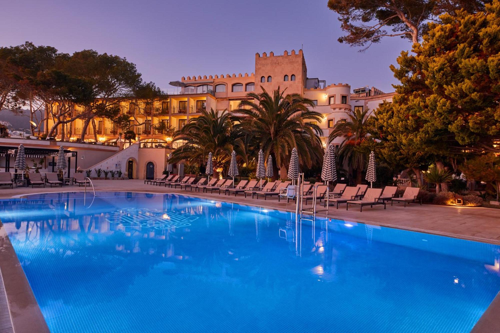 Secrets Mallorca Villamil Resort & Spa - Adults Only باغيرا المظهر الخارجي الصورة The hotel at night