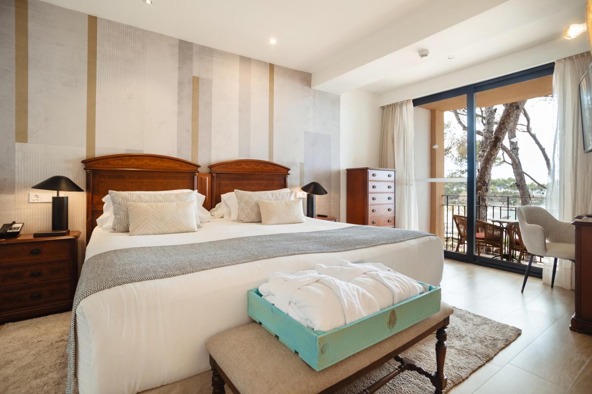 Secrets Mallorca Villamil Resort & Spa - Adults Only باغيرا المظهر الخارجي الصورة A bedroom at the hotel