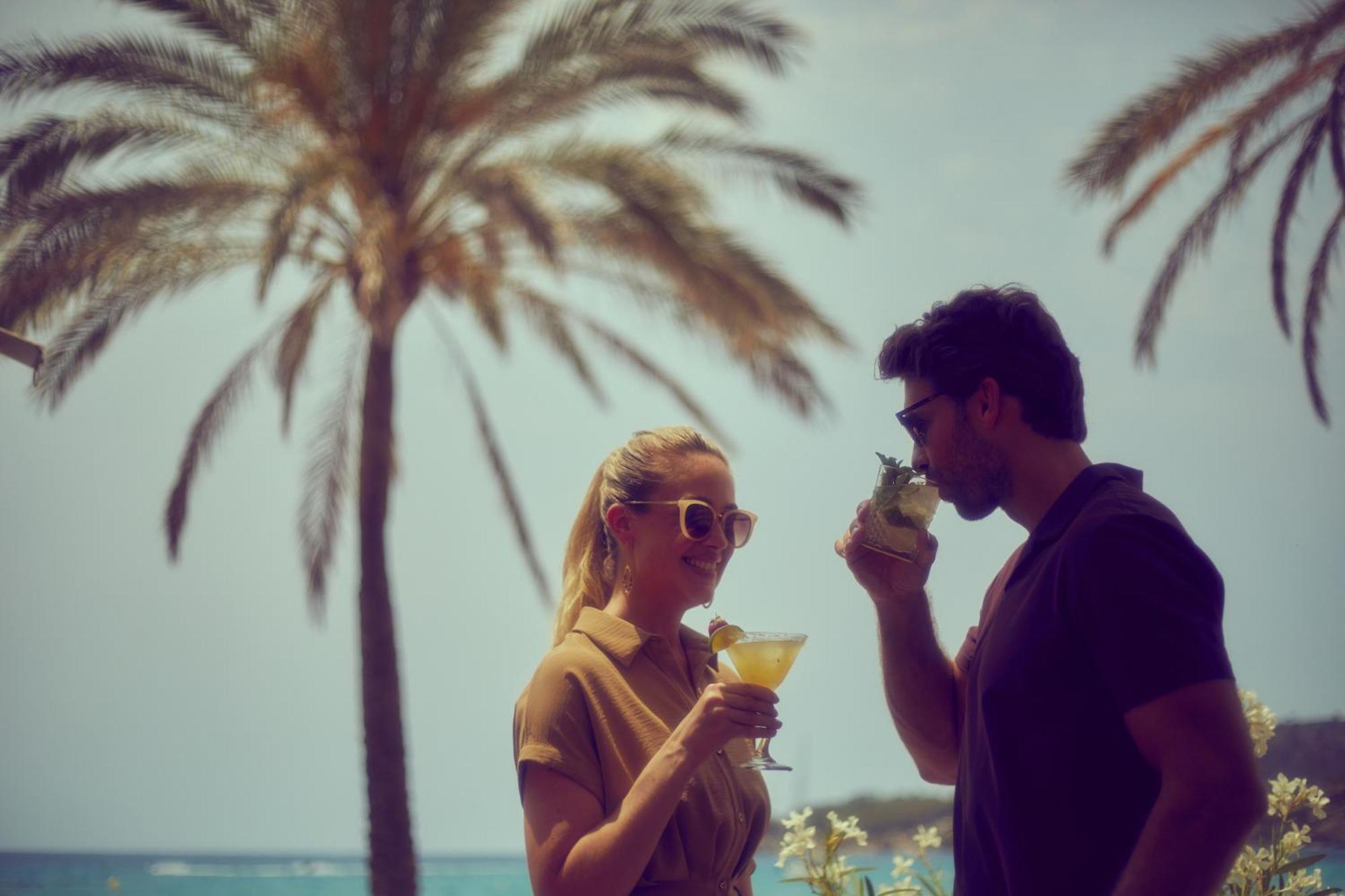 Secrets Mallorca Villamil Resort & Spa - Adults Only باغيرا المظهر الخارجي الصورة A couple drinking cocktails