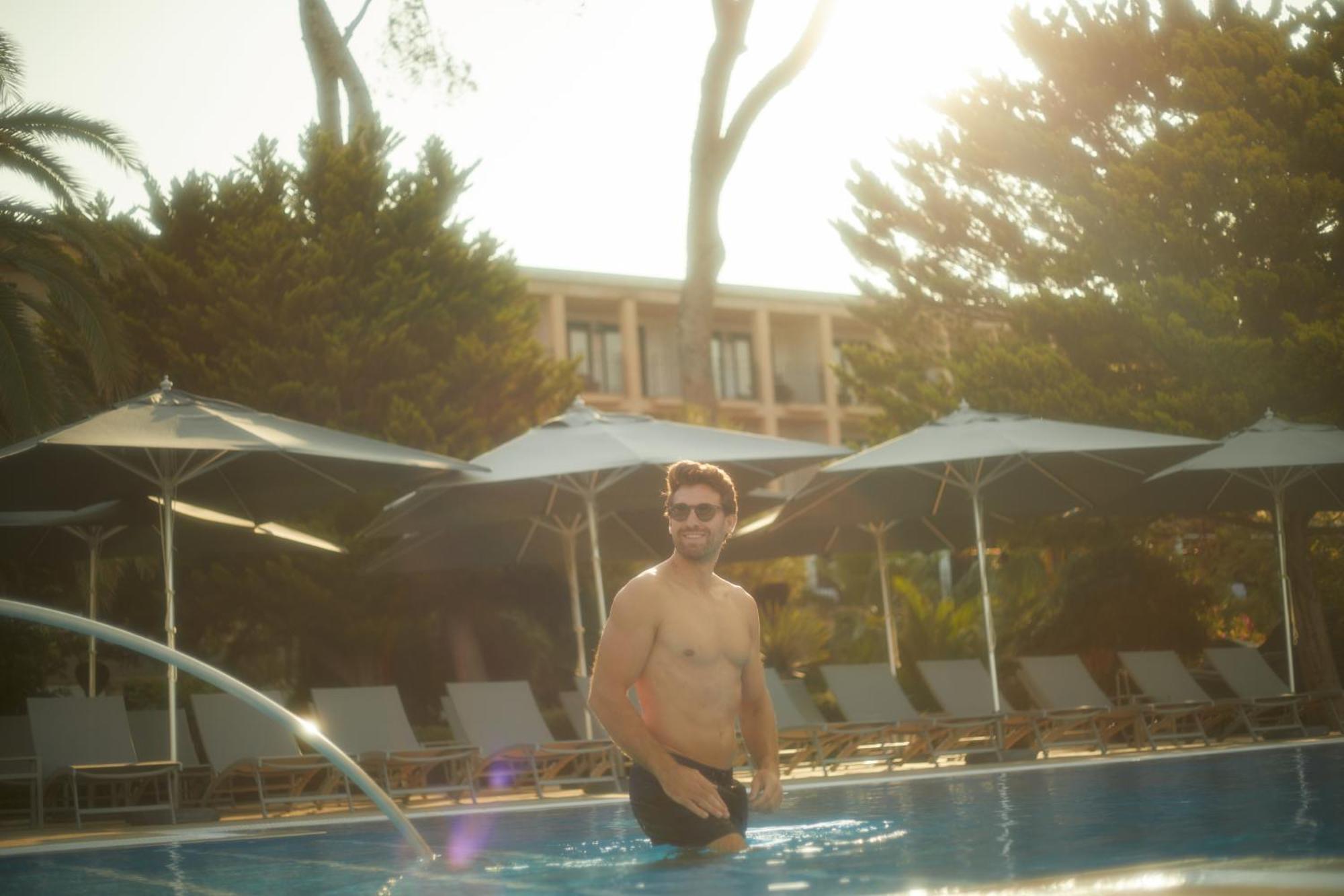Secrets Mallorca Villamil Resort & Spa - Adults Only باغيرا المظهر الخارجي الصورة A man in a swimming pool