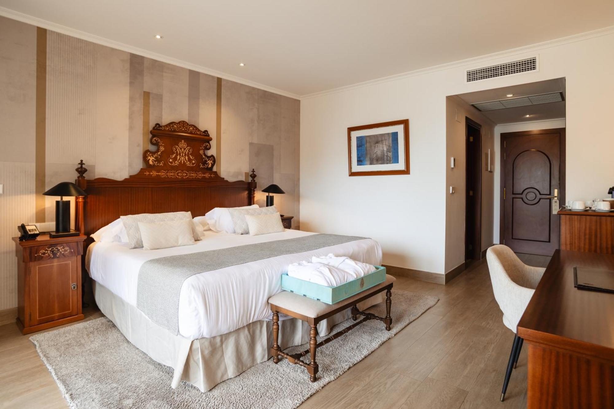 Secrets Mallorca Villamil Resort & Spa - Adults Only باغيرا المظهر الخارجي الصورة A room at Hotel Alfonso IX